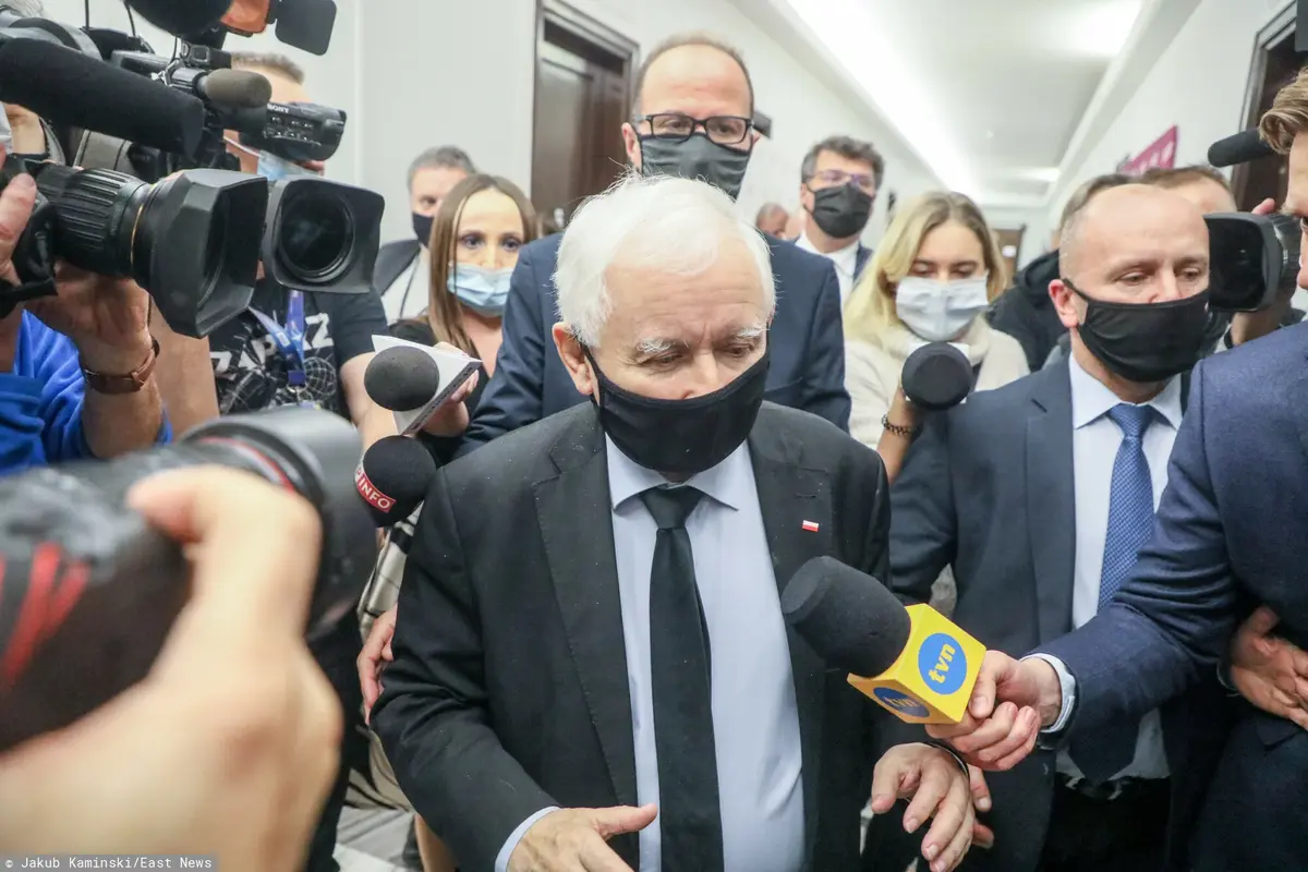 Jarosław Kaczyński rozmawiający z mediami