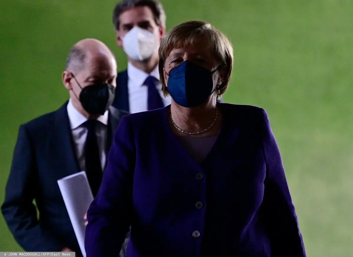 Kanclerz Angela Merkel w maseczce w towarzystwie Olafa Scholza
