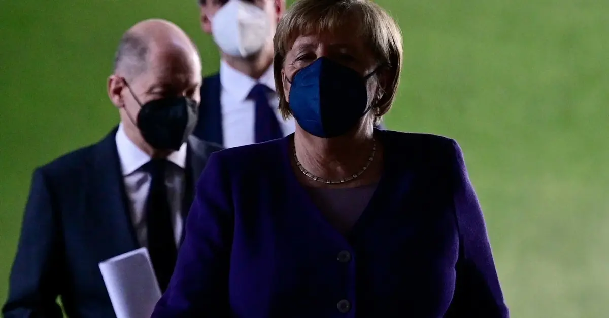 Kanclerz Angela Merkel w maseczce w towarzystwie Olafa Scholza