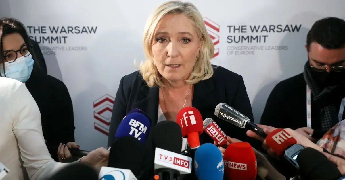 Marine Le Pen przemawiająca do mediów w Warszawie