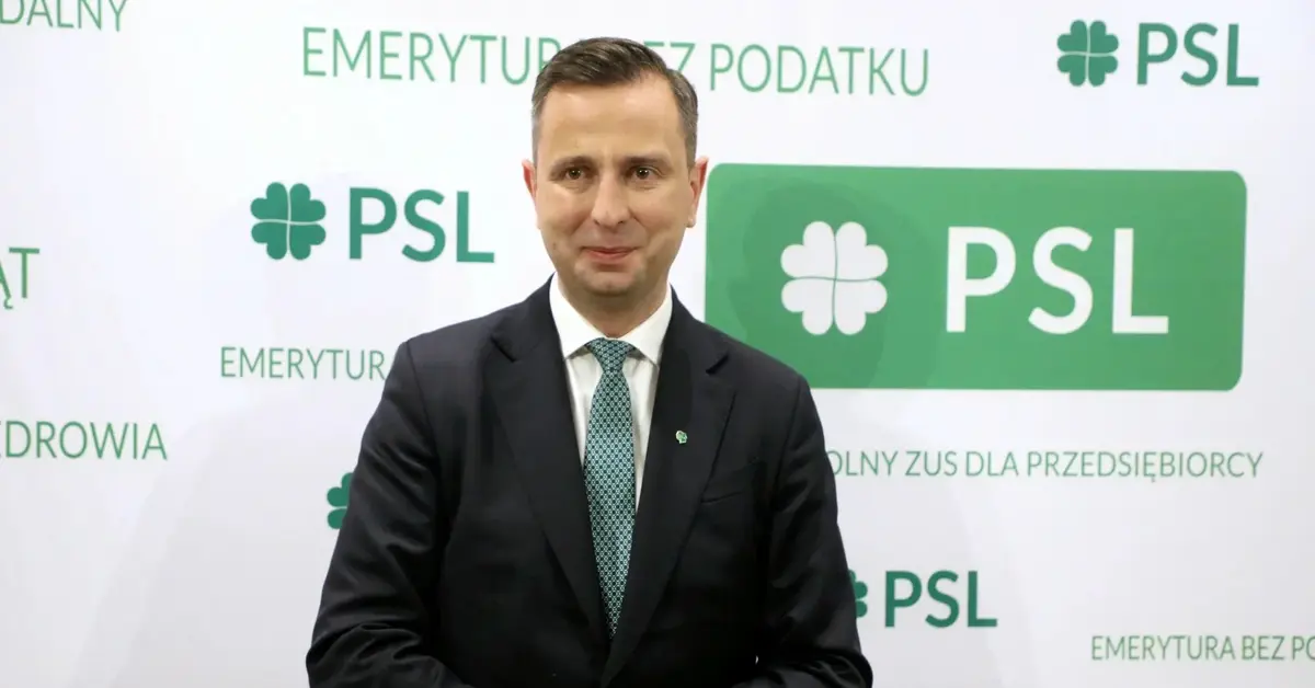 Władysław Kosiniak-Kamysz na kongresie PSL na tle loga partii