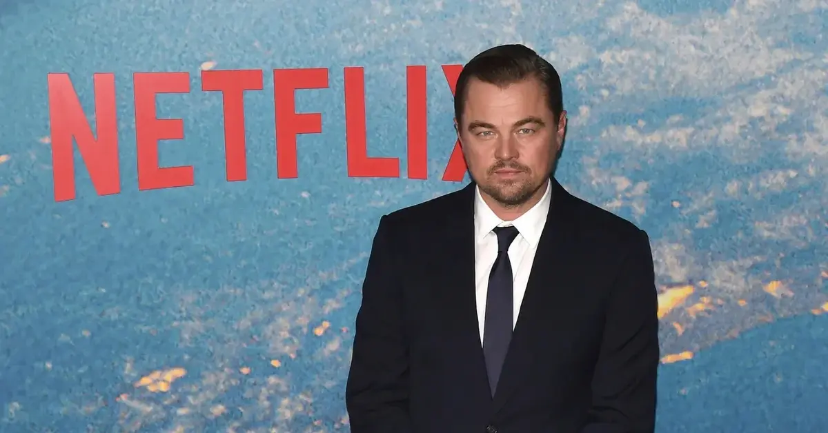 Leonardo DiCaprio z logo Netflixa za sobą.