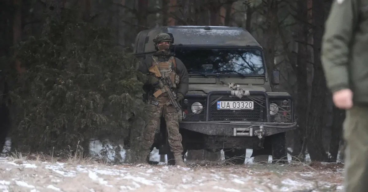 Polski żołnierz obok wojskowego pojazdu.