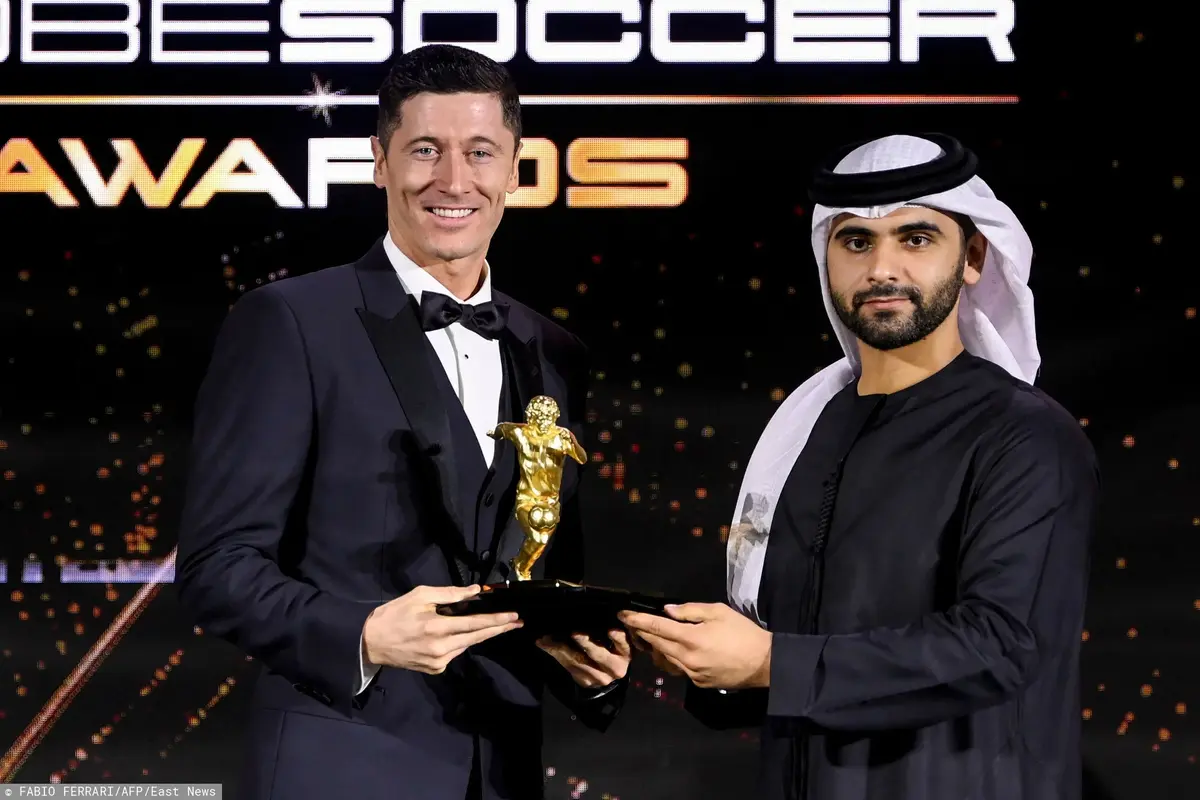Robert Lewandowski odbiera nagrodę za najładniejszego gola w trakcie gali Globe Soccer.