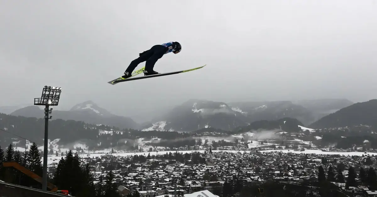 Kamil Stoch w czasie oddawania skoku narciarskiego