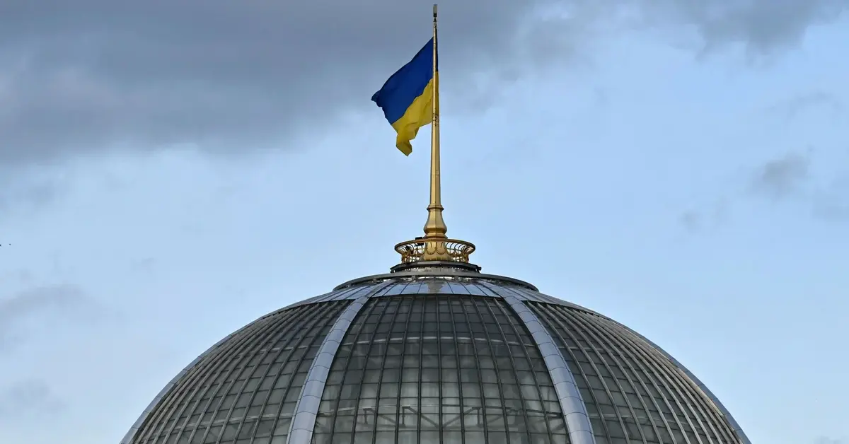 flaga ukraińska na parlamencie w Kijowie