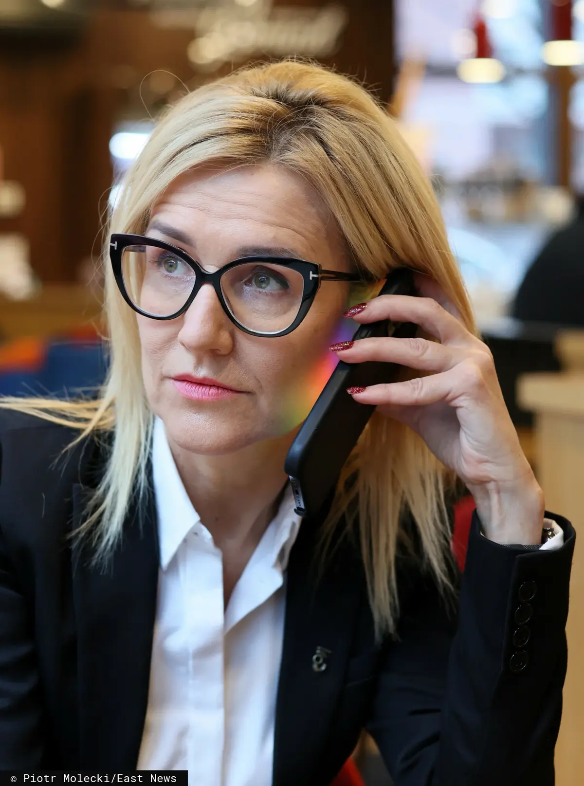 Prokurator Ewa Wrzosek rozmawiająca przez telefon