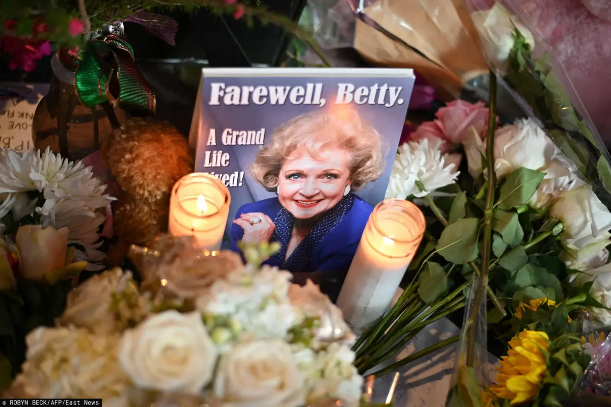 Kwiaty oraz świeczki ku pamięci Betty White.
