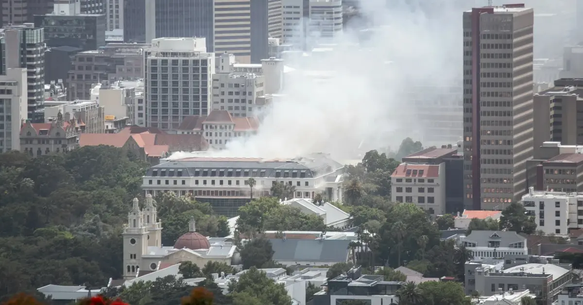 Budynek kapsztadzkiego parlamentu stoi w ogniu.