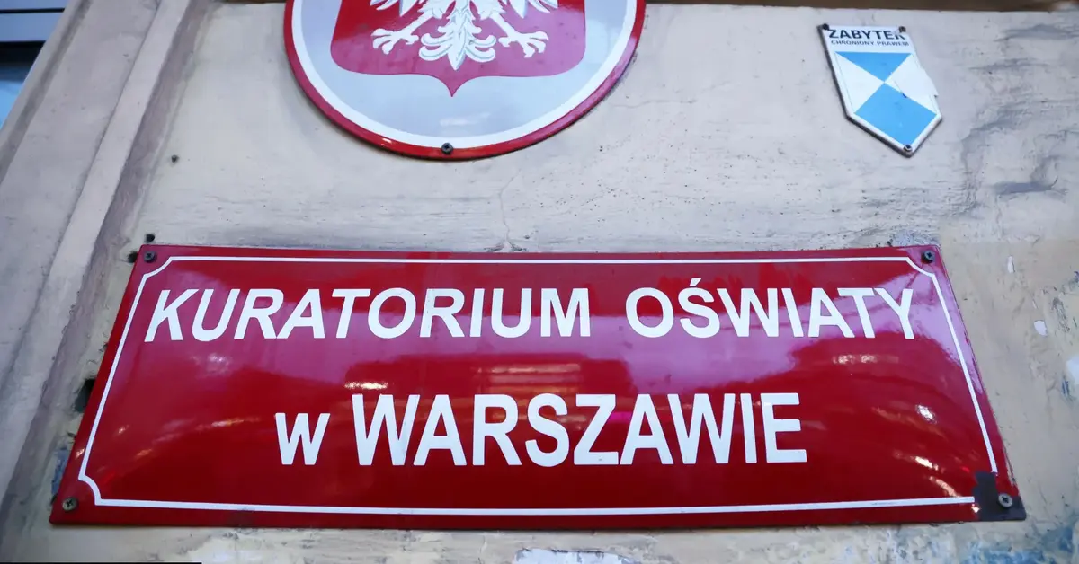 Tablica "Kuratorium oświaty w Warszawie".