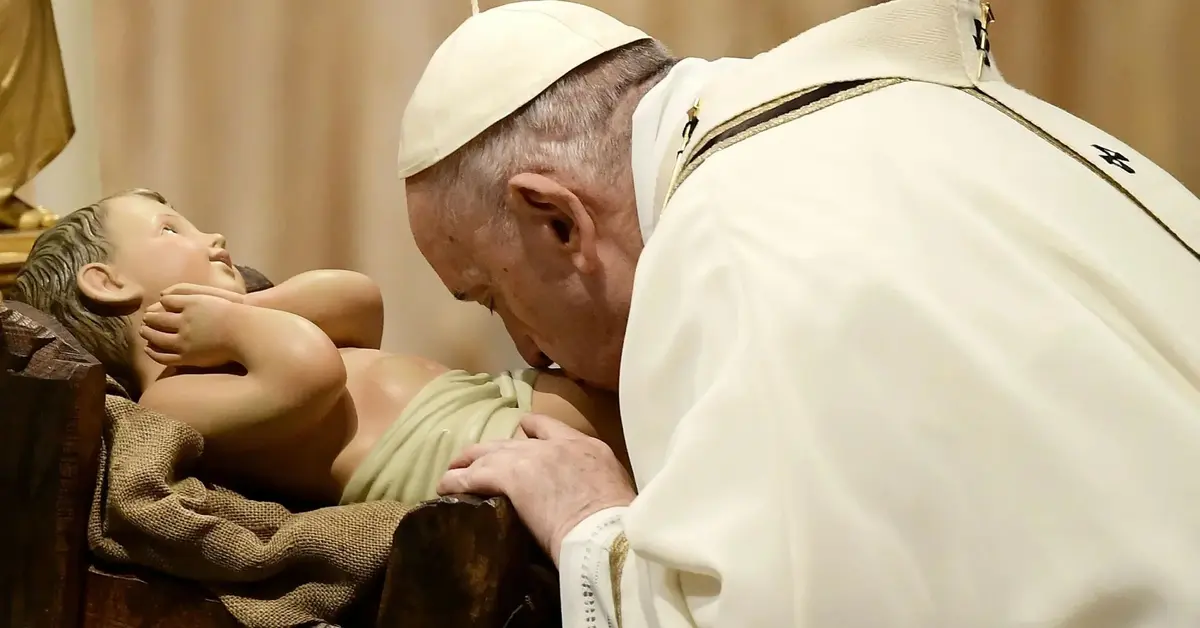 Papież Franciszek całuje rzeźbę.