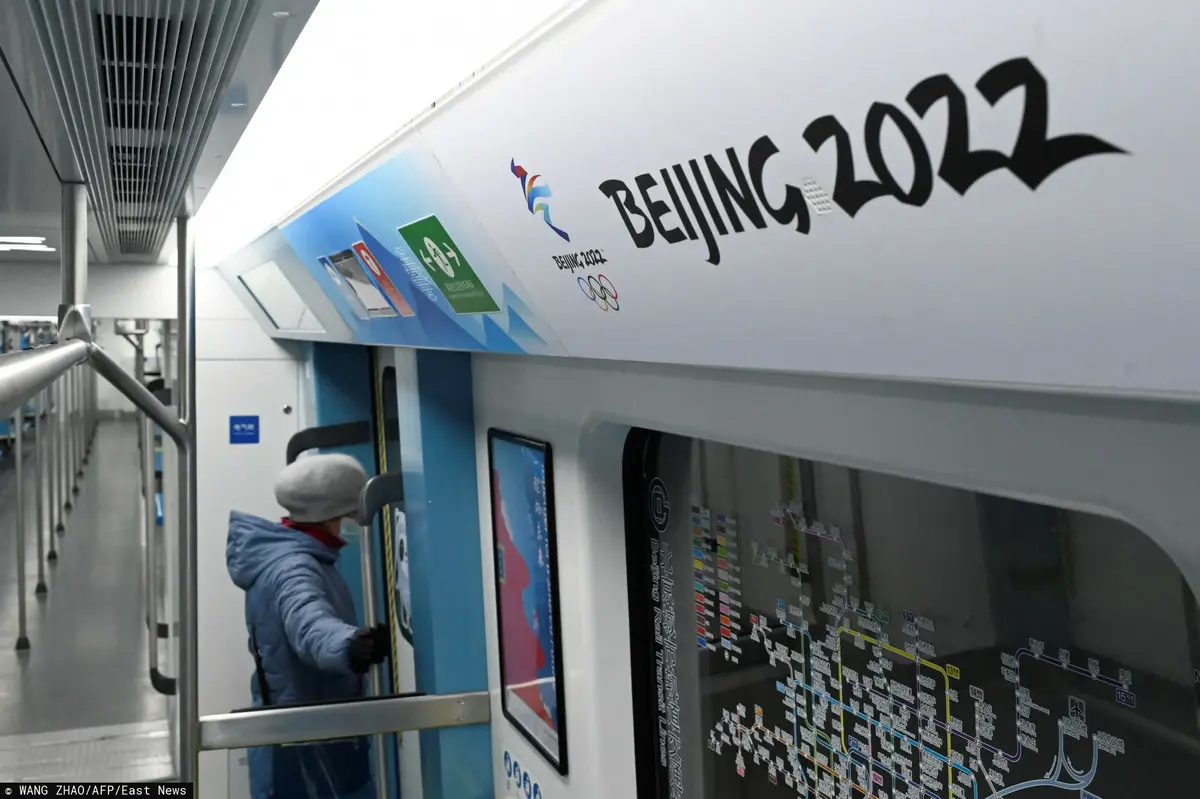 Wagon metra wewnątrz z napisem Beijing 2022.