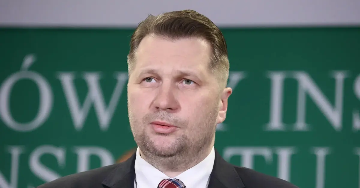Przemysław Czarnek na zielonym tle.
