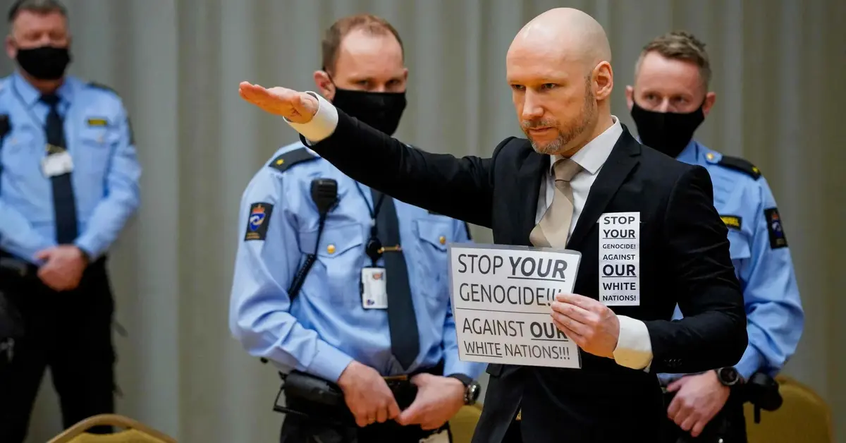 Anders Breivik  w sądzie. Unosi rękę w geście hitlerowskiego pozdrowienia,