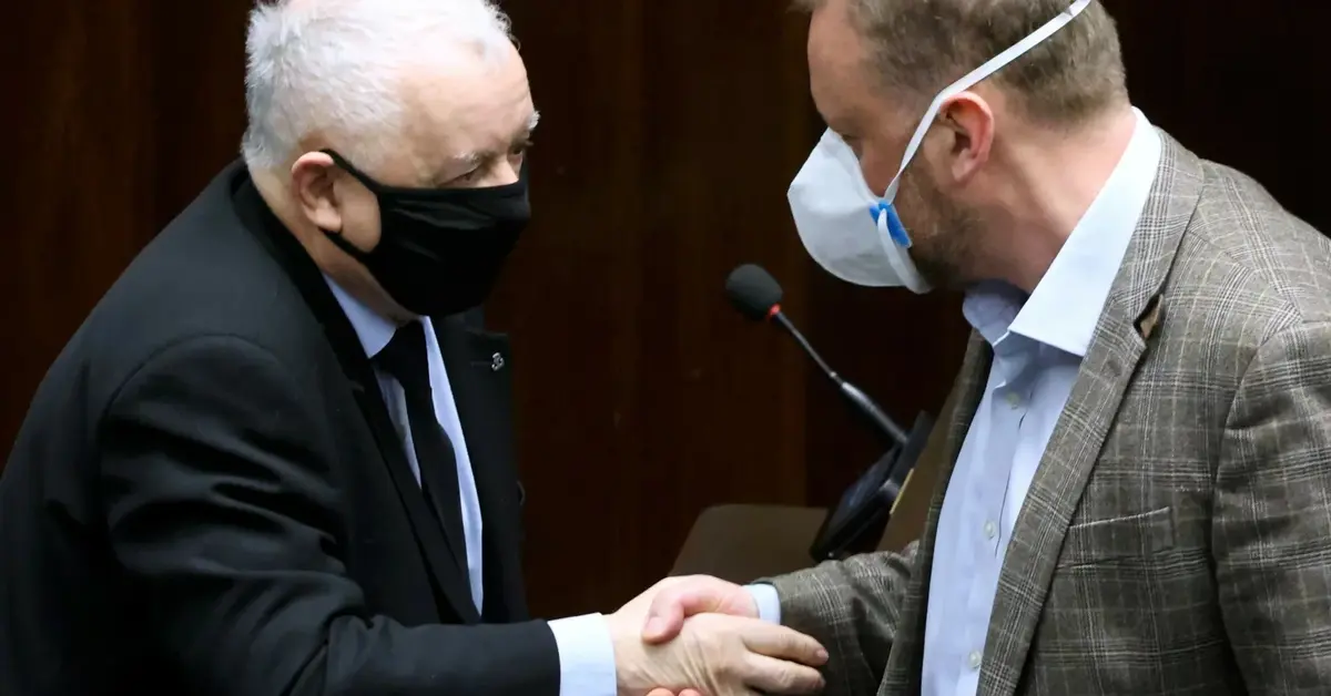 Łukasz Szumowski ściskający rękę Jarosławowi Kaczyńskiemu