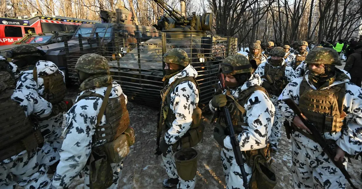 Ukraińscy żołnierze na tle czołgu