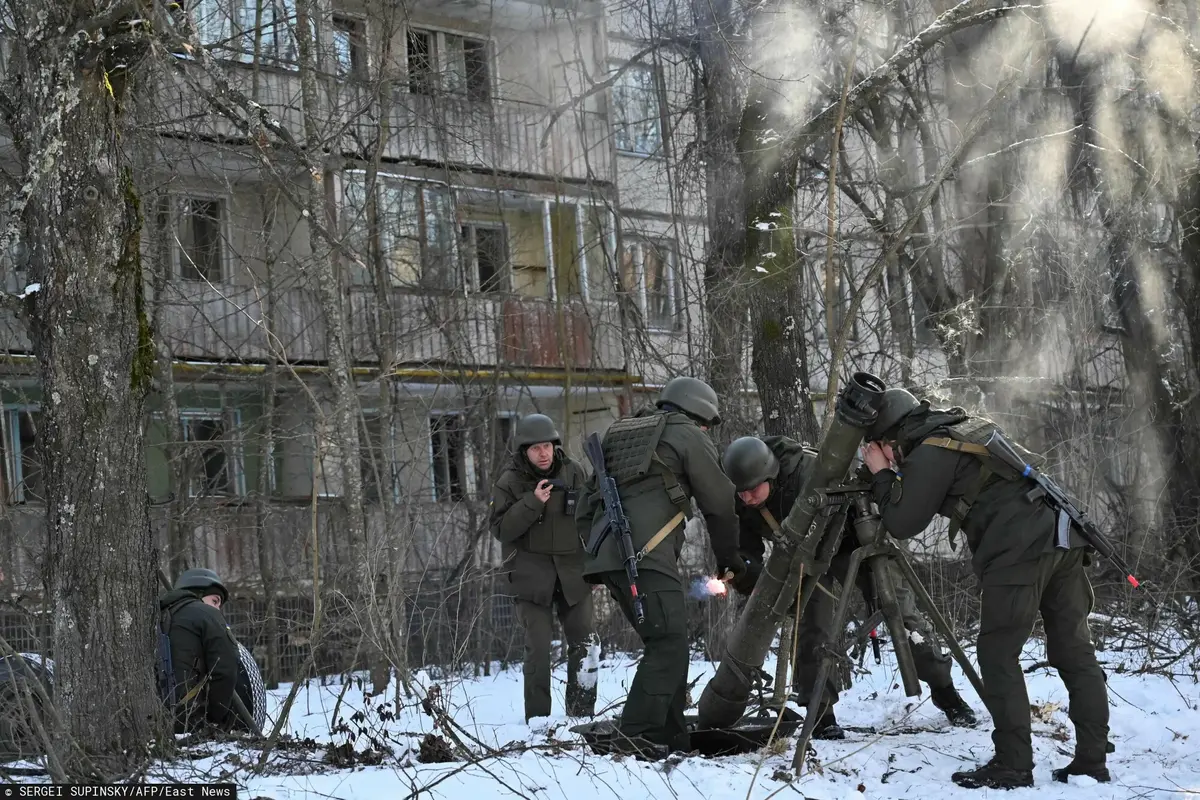 Ukraińscy żołnierze przy moździerzu
