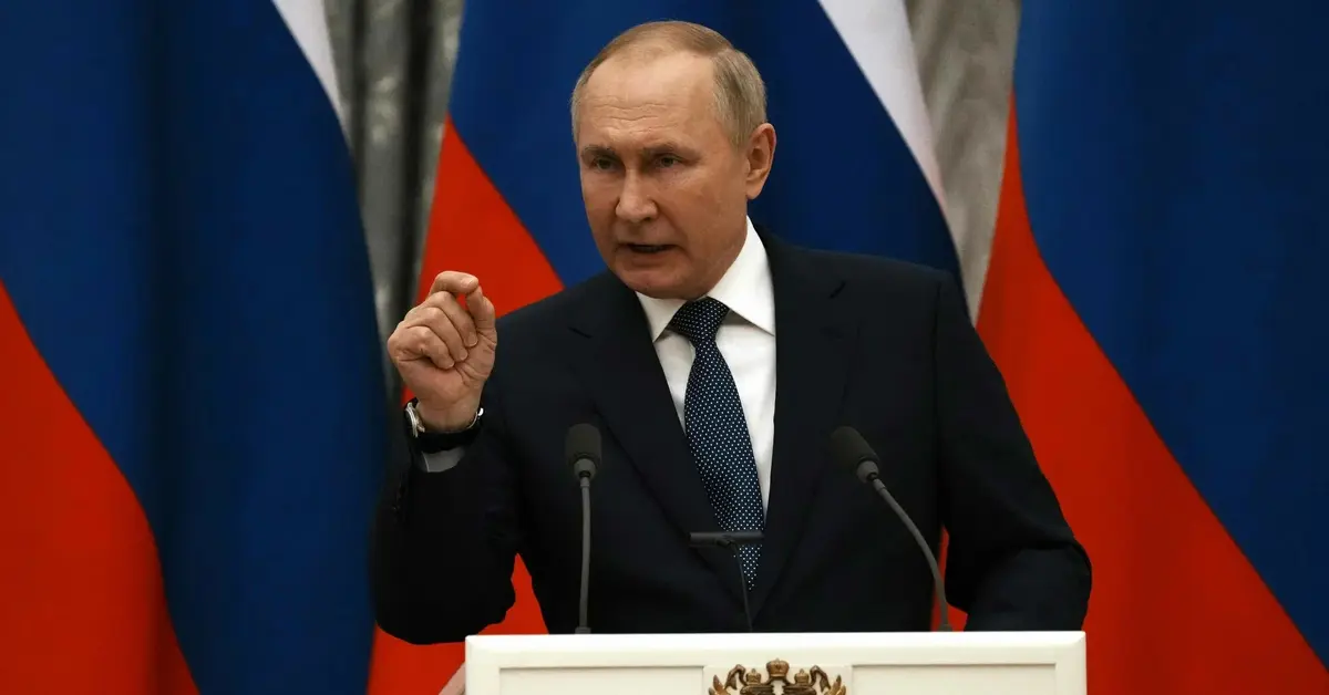 Przemawiający Władimir Putin 