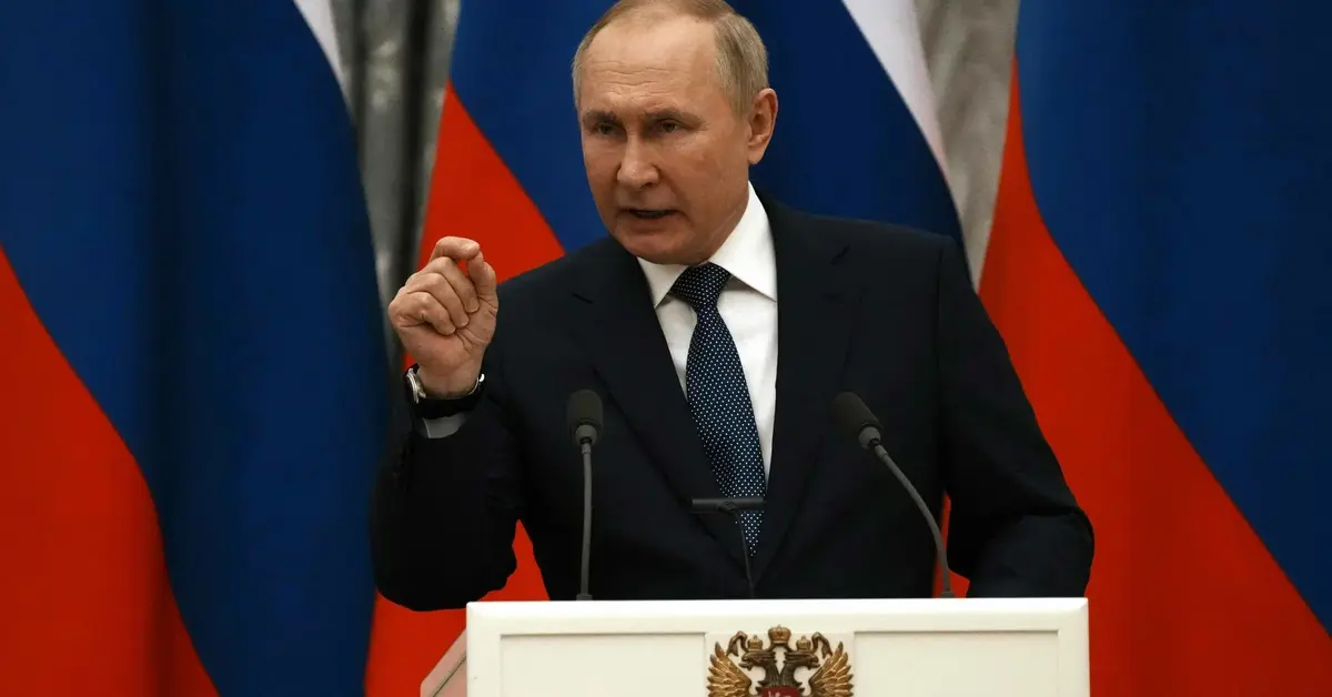 Przemawiający Władimir Putin 