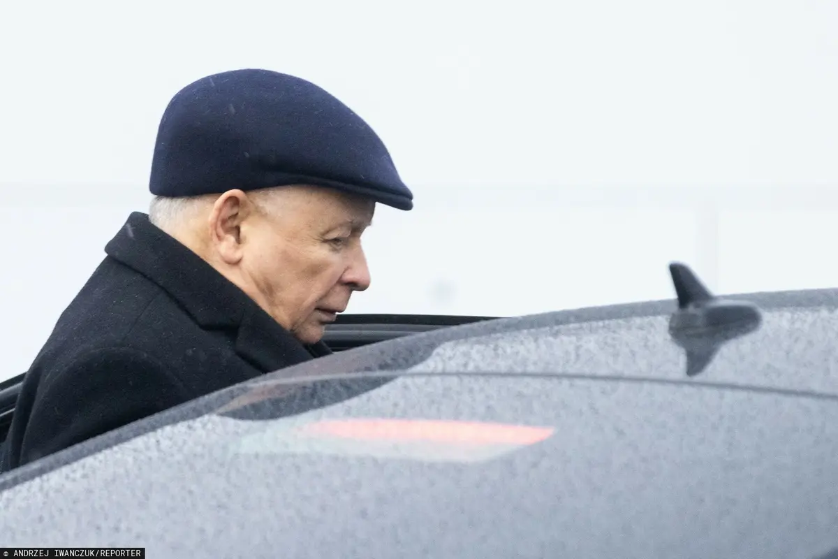 Jarosław Kaczyński w eleganckim kaszkiecie.