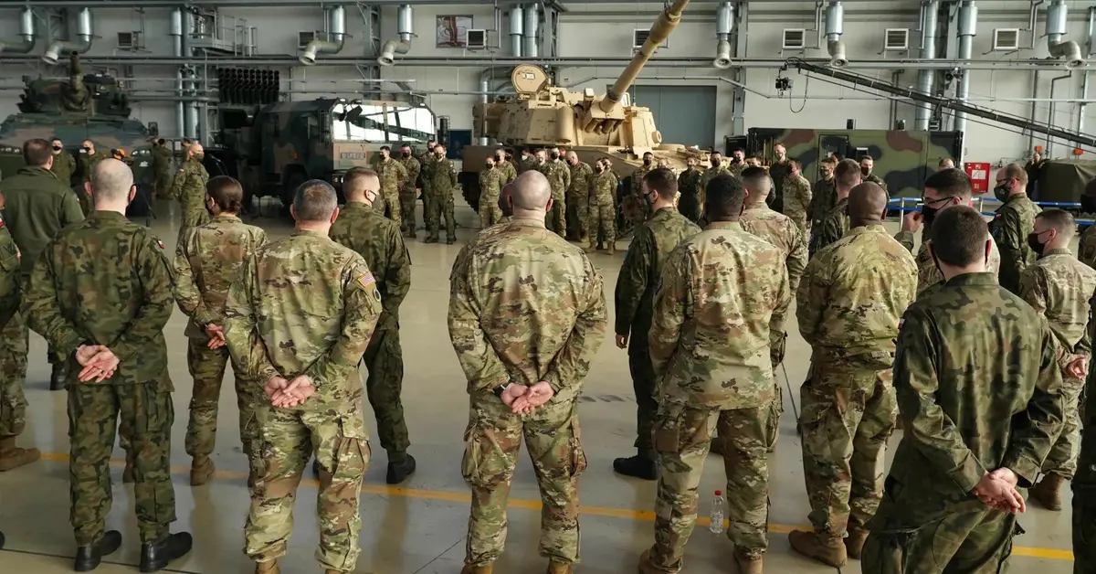 Żołnierze stojący w kółku.