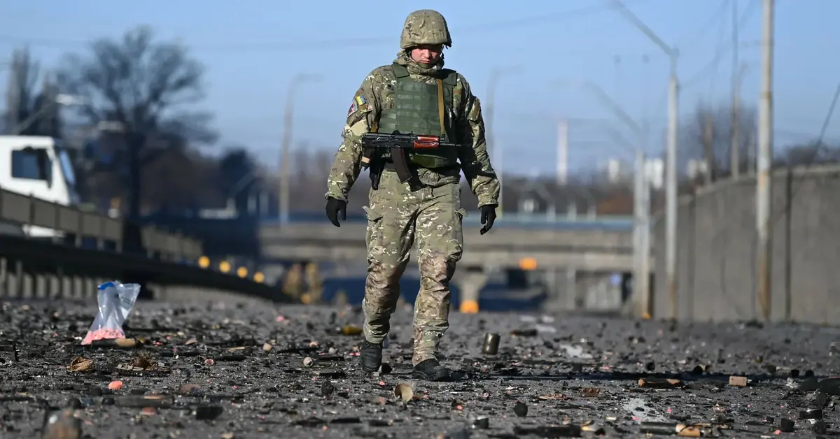 Ukraiński żołnierz spaceruje.