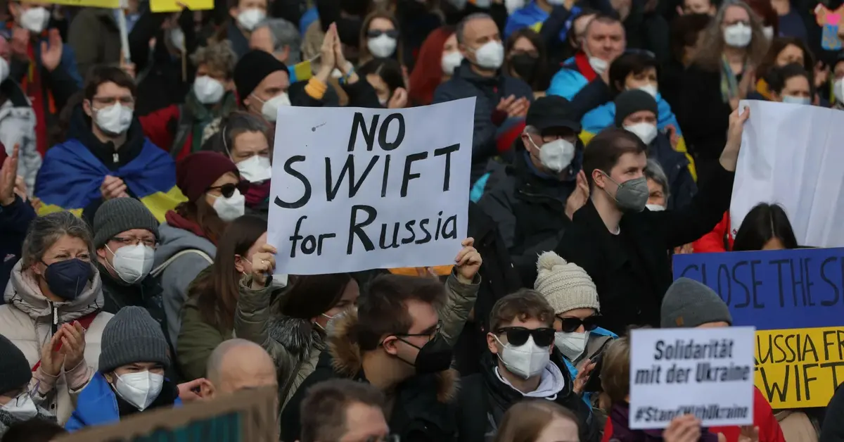 Protestujący domagający się odcięcia Rosji od SWIFT.