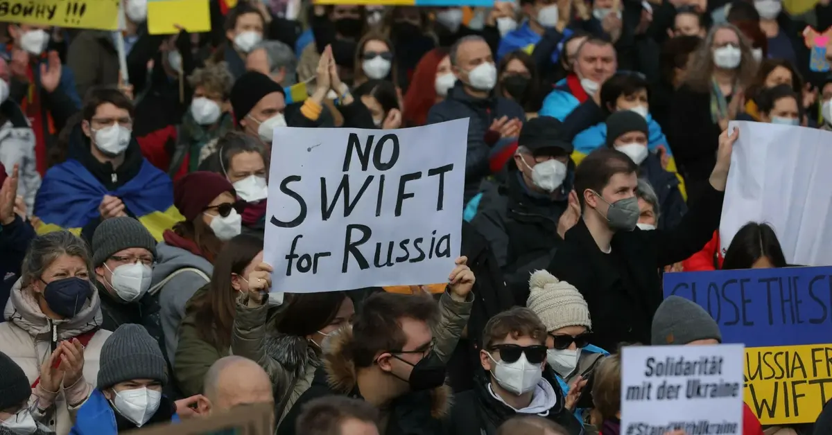 Protestujący domagający się odcięcia Rosji od SWIFT.