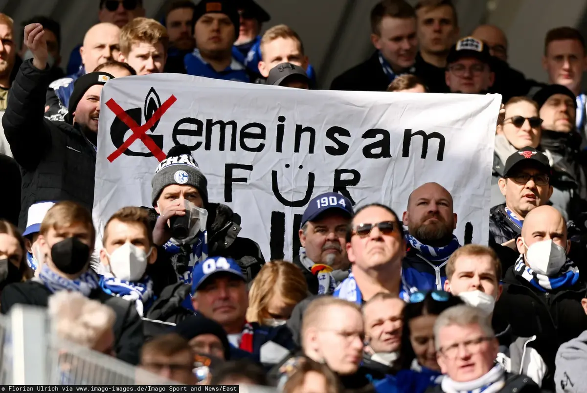 Kibice Schalke z transparentem przeciwko Gazpromowi