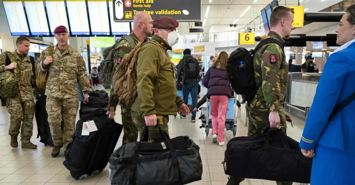 Duńscy żołnierze w kolejce na lotnisku.