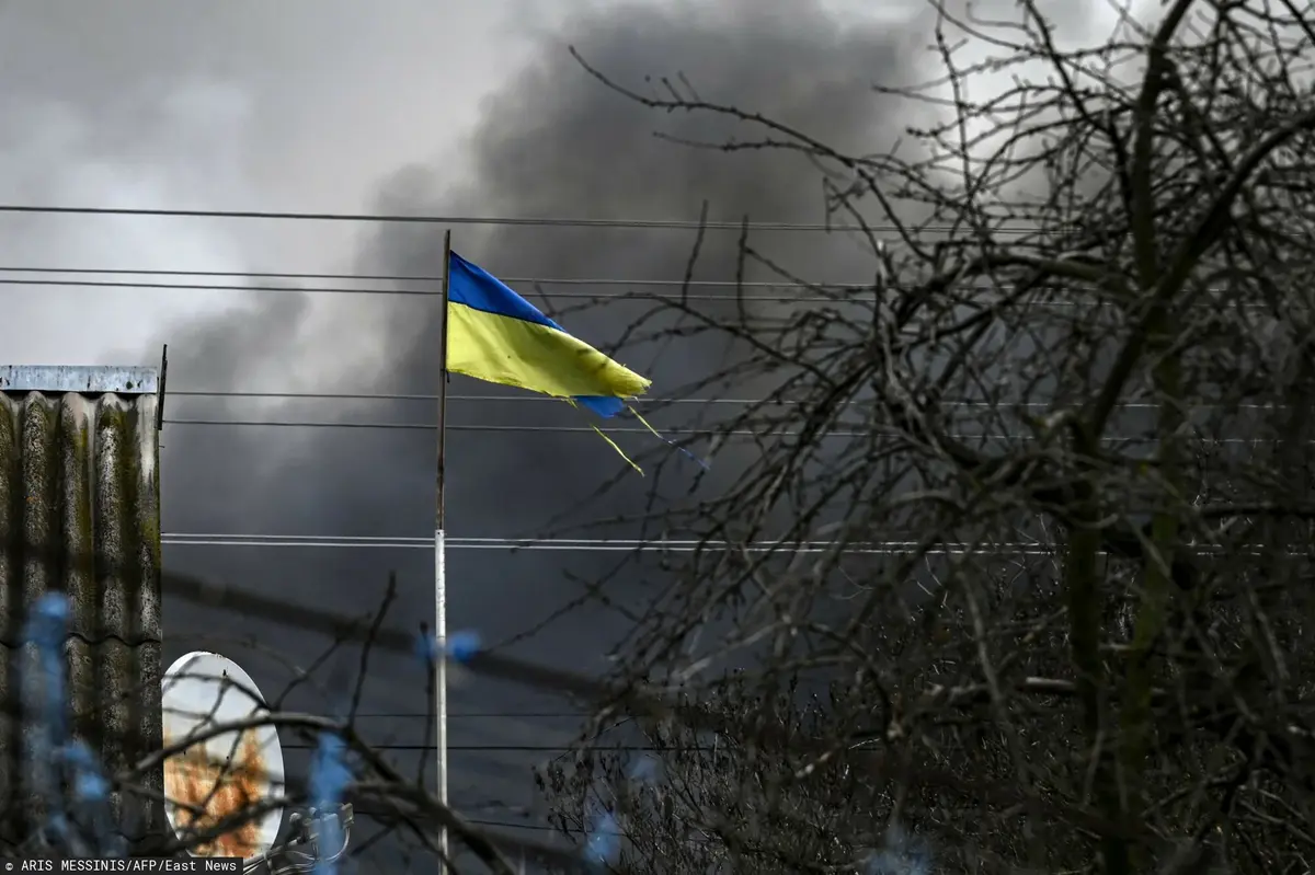 ukraińska flaga wśród zgliszczy
