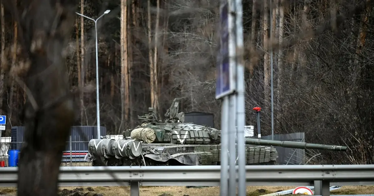 rosyjski czołg chowa się za drzewem