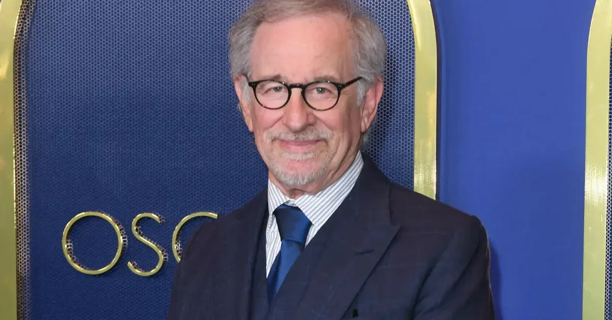 Steven Spielberg w garniturze.
