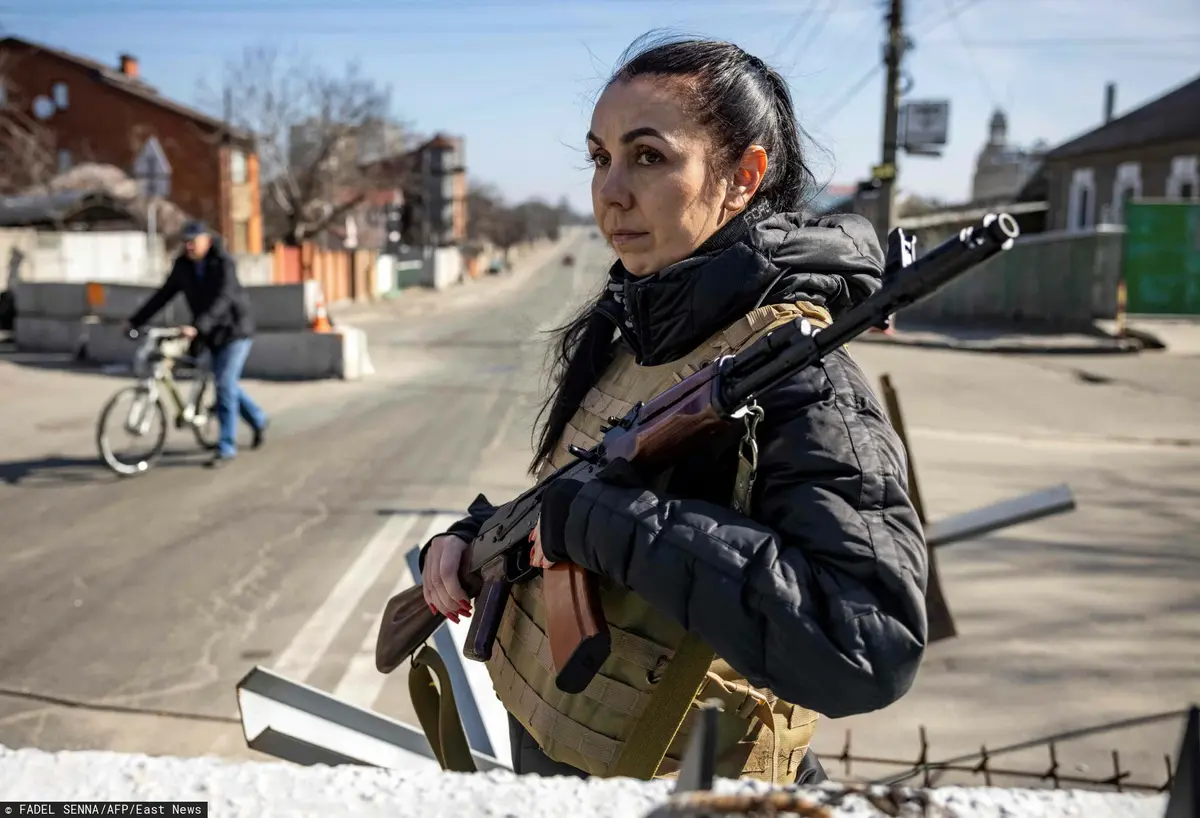 ukraińska wolontariuszka z bronią