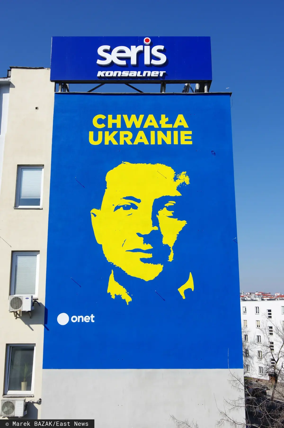 Mural przedstawiający prezydenta Ukrainy Wolodymyra Zełenskiego i hasło Chwała Ukrainie wykonany przez Good Looking Stud