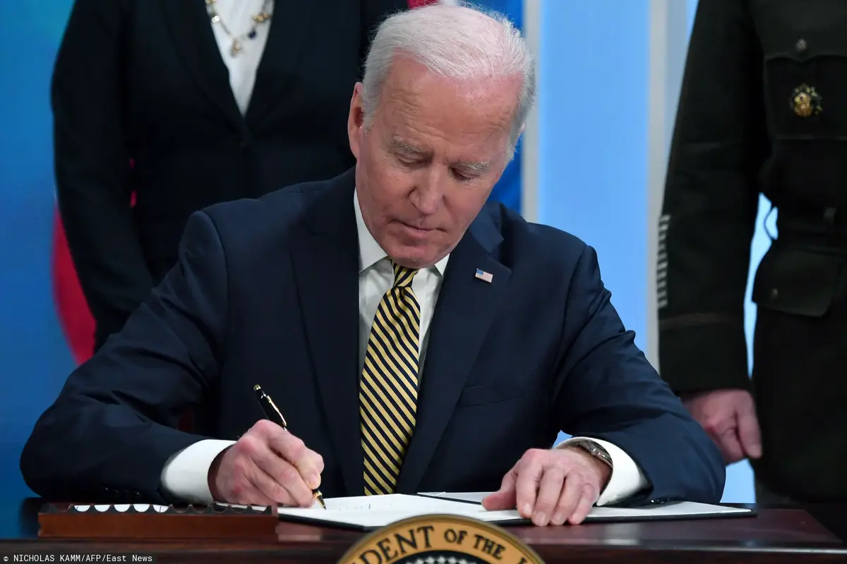 Joe Biden podpisujący akt pomocy dla Ukrainy