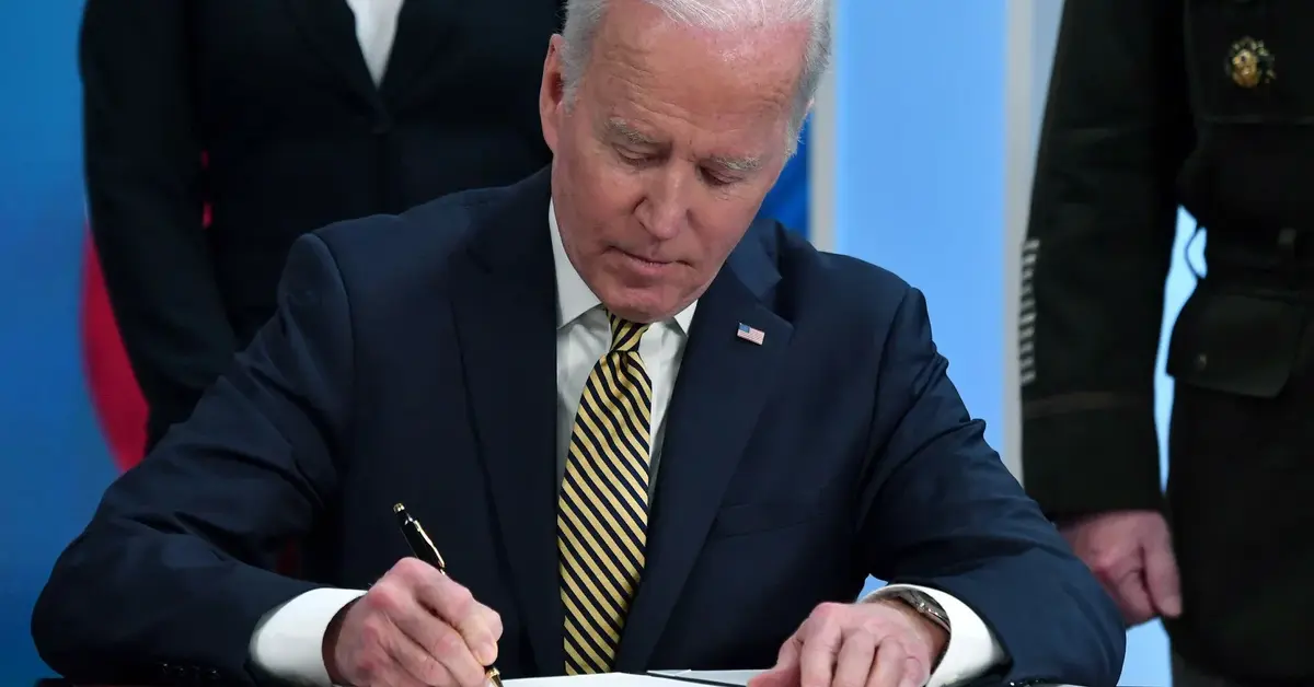 Joe Biden podpisujący akt pomocy dla Ukrainy