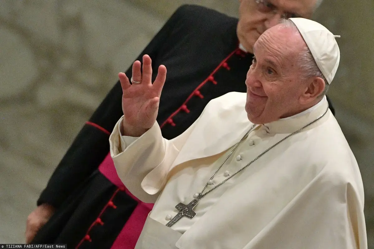 Papież Franciszek macha ręką.