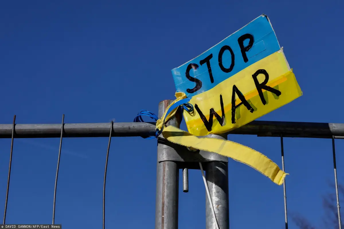 Ukraińska flaga z napisem STOP WAR