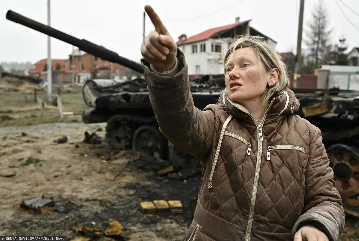 Ukrainka wskazuje zniszczenia