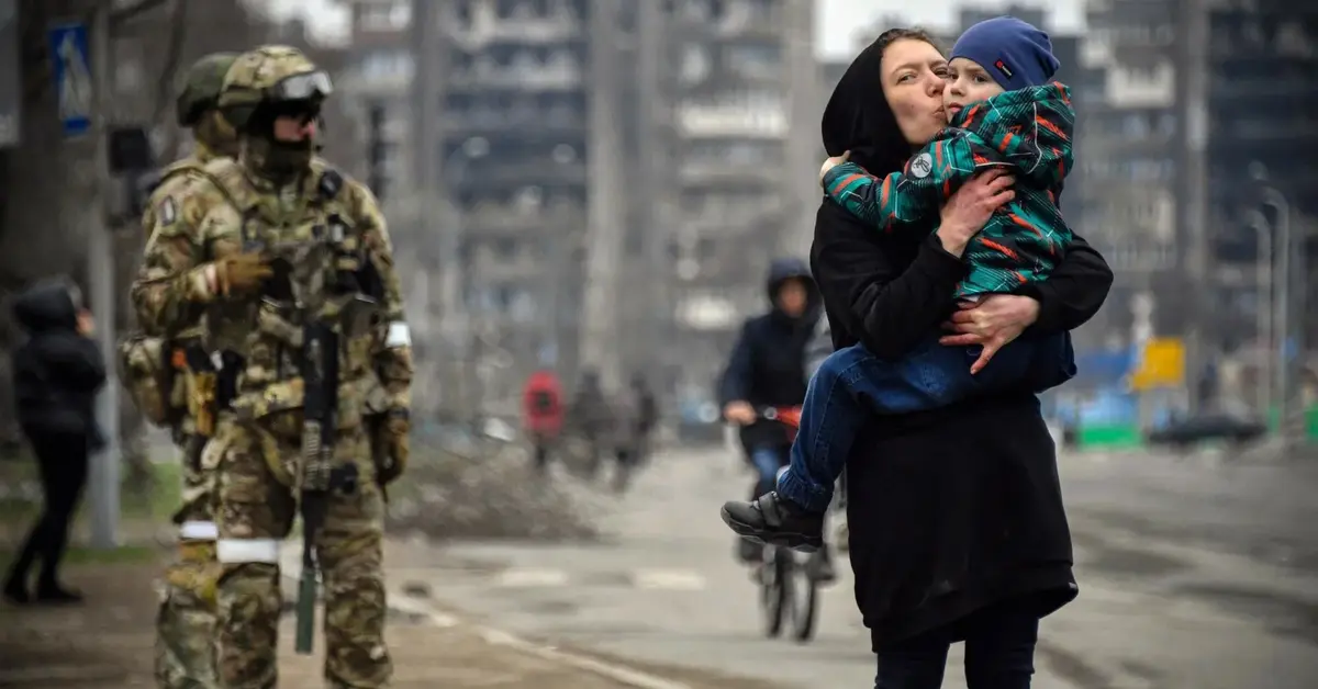 Ukrainka całuje swoje dziecko na oczach Rosjan