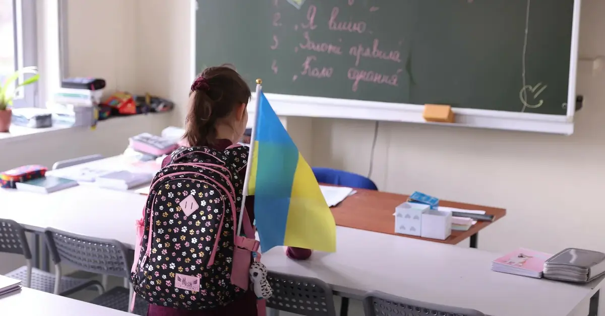 dziecko z flagą ukraińską