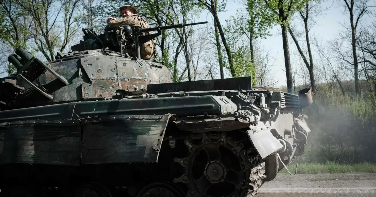 ukraińscy żołnierze w wozie bojowym