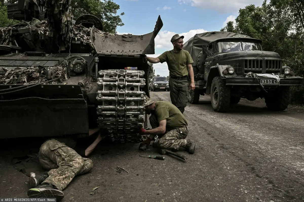 Ukraińcy naprawiają czołg
