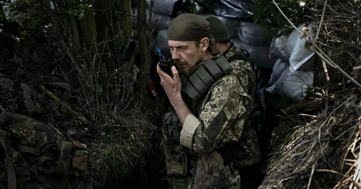 ukraiński żołnierz w okopie