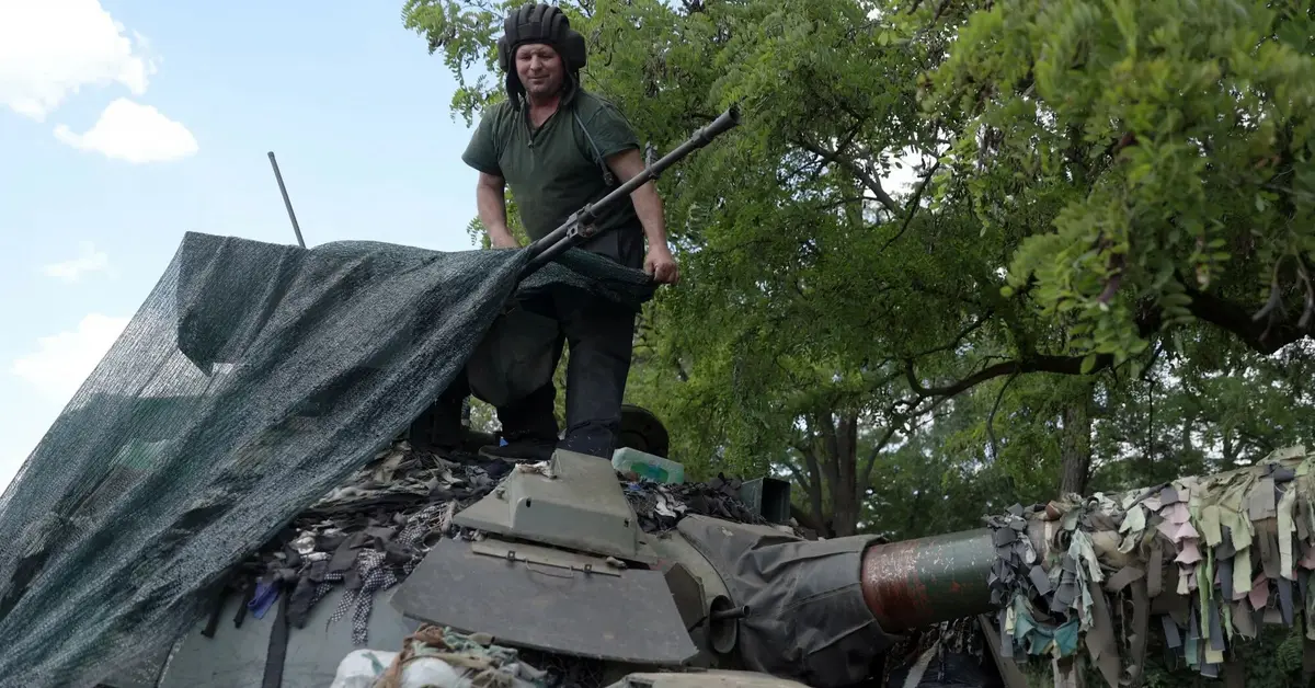 ukraiński żołnierz na czołgu