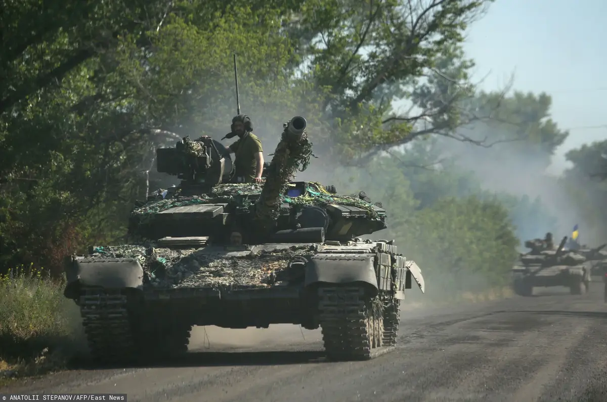 ukraińscy żołnierze na czołgu