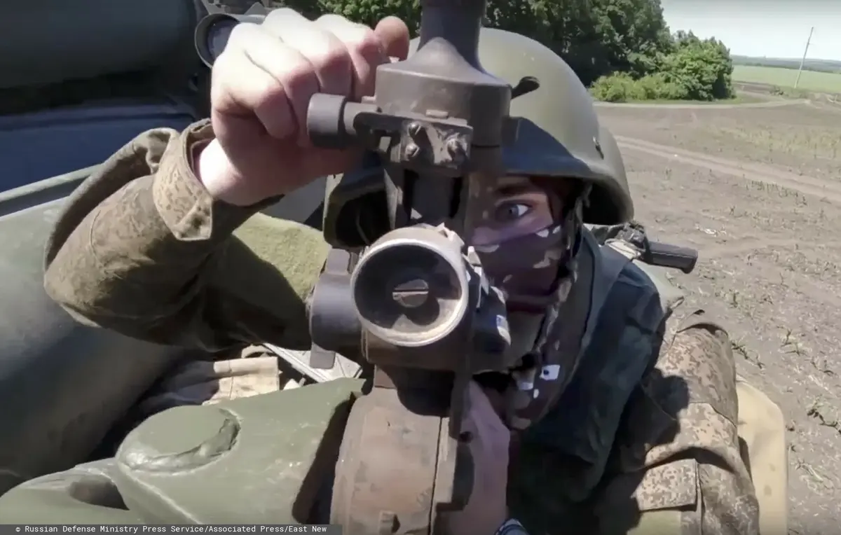 rosyjski żołnierz przygotowuje się do strzału