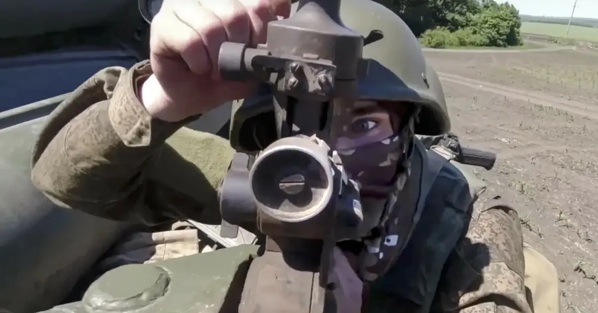 rosyjski żołnierz przygotowuje się do strzału