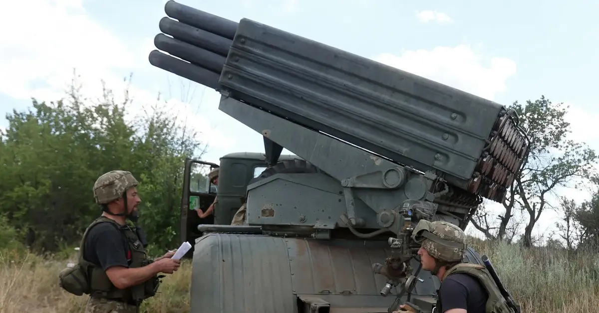 ukraińscy żołnierze przy wyrzutni rakiet